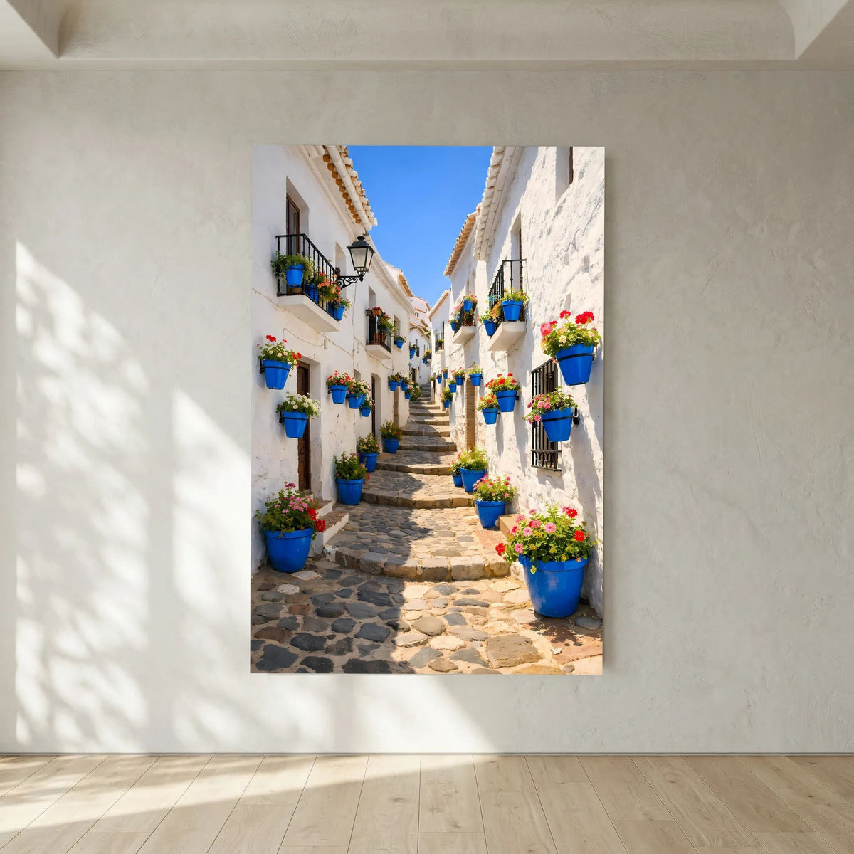Wandbild im Hochformat mit Gassenperspektive und blauen Blumenkübeln voller Blüten
