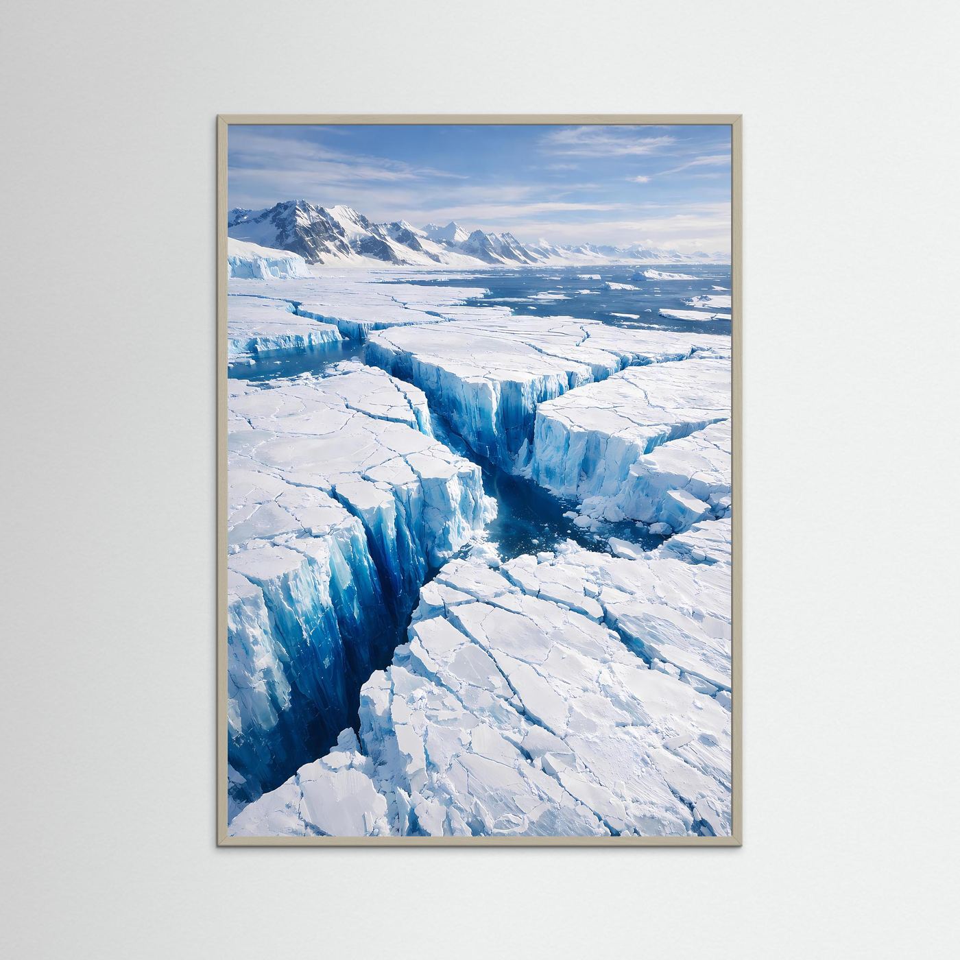 Arktis-Gletscherposter mit Eisbergen in Blau und Weiß, Hochformat mit hellem Holzrahmen