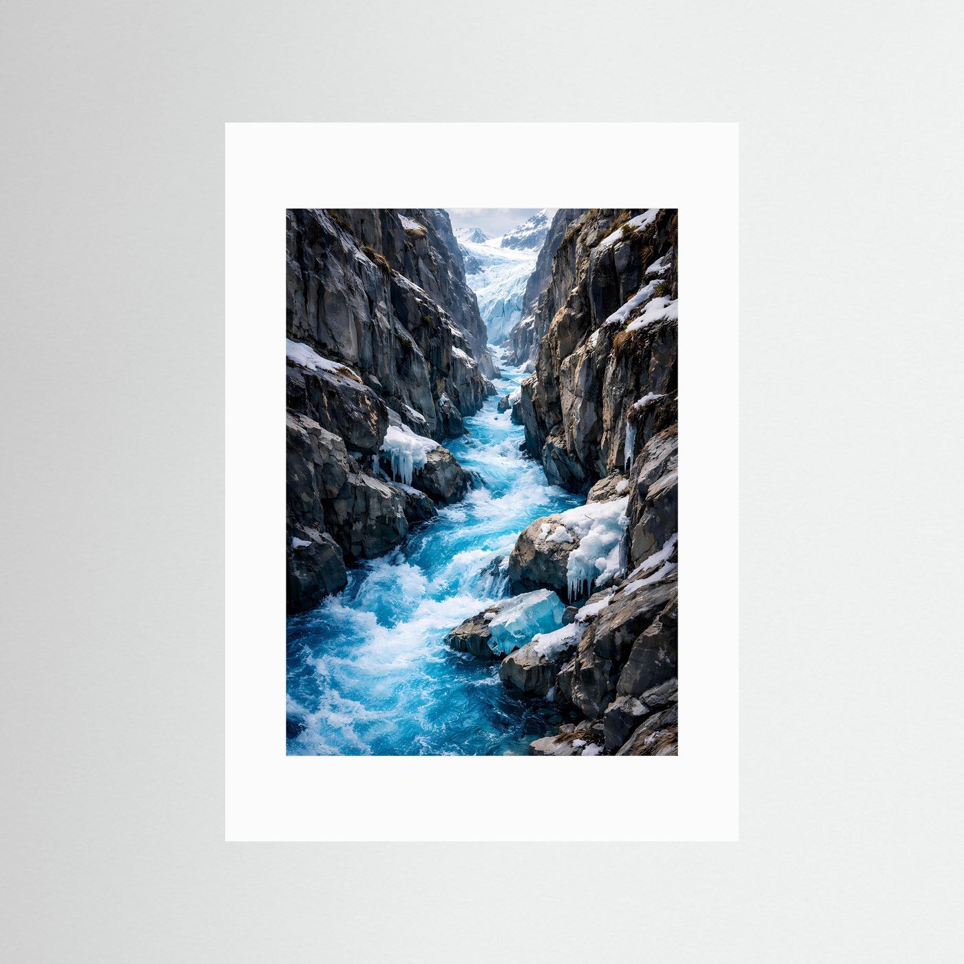Poster mit Gletscherschlucht-Landschaft, blauer Wasserströmung und Felswänden, mit weißem Rand