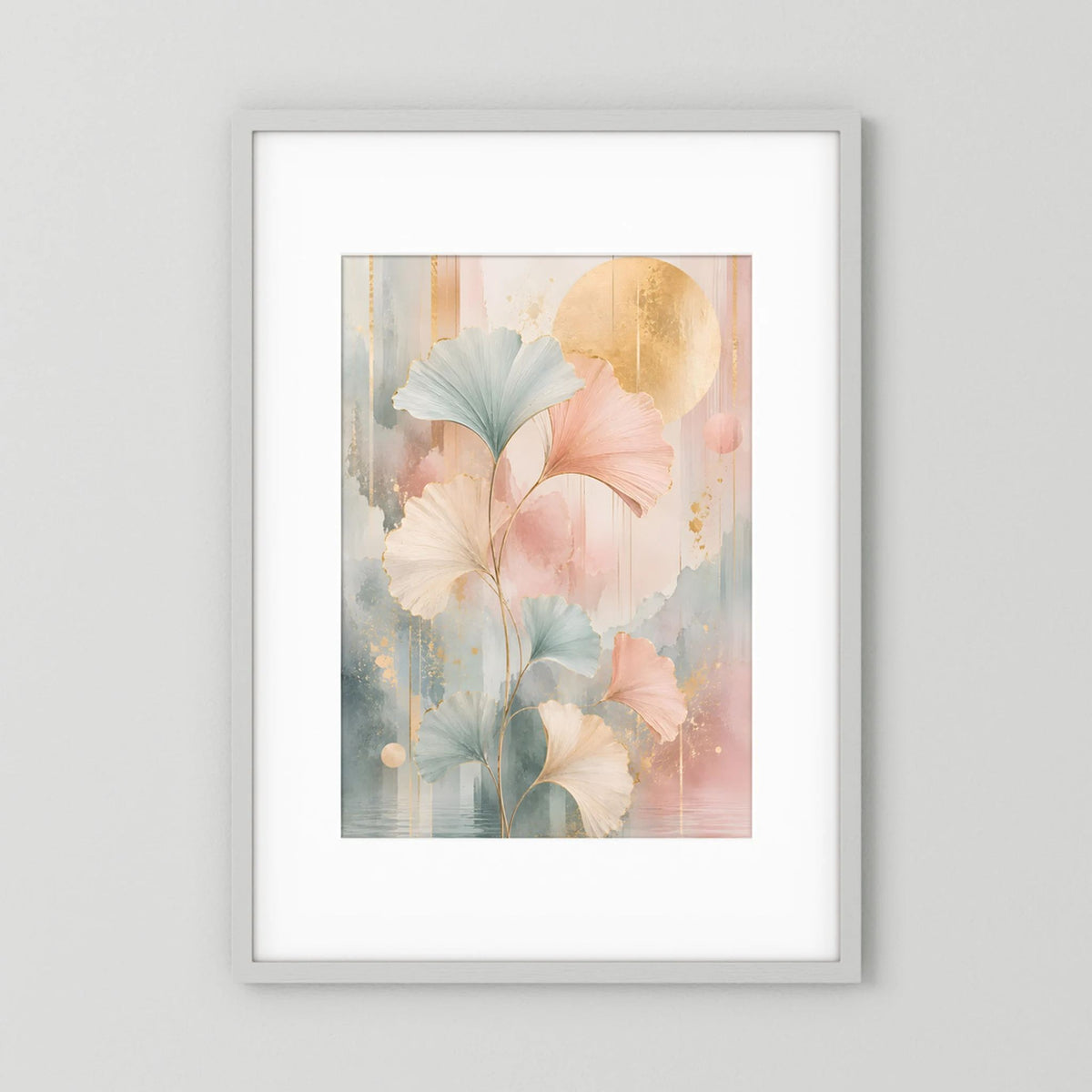 Gerahmtes Kunstposter im Hochformat mit Ginkgo-Blättern in Pastellrosa, Salbeigrün und Gold