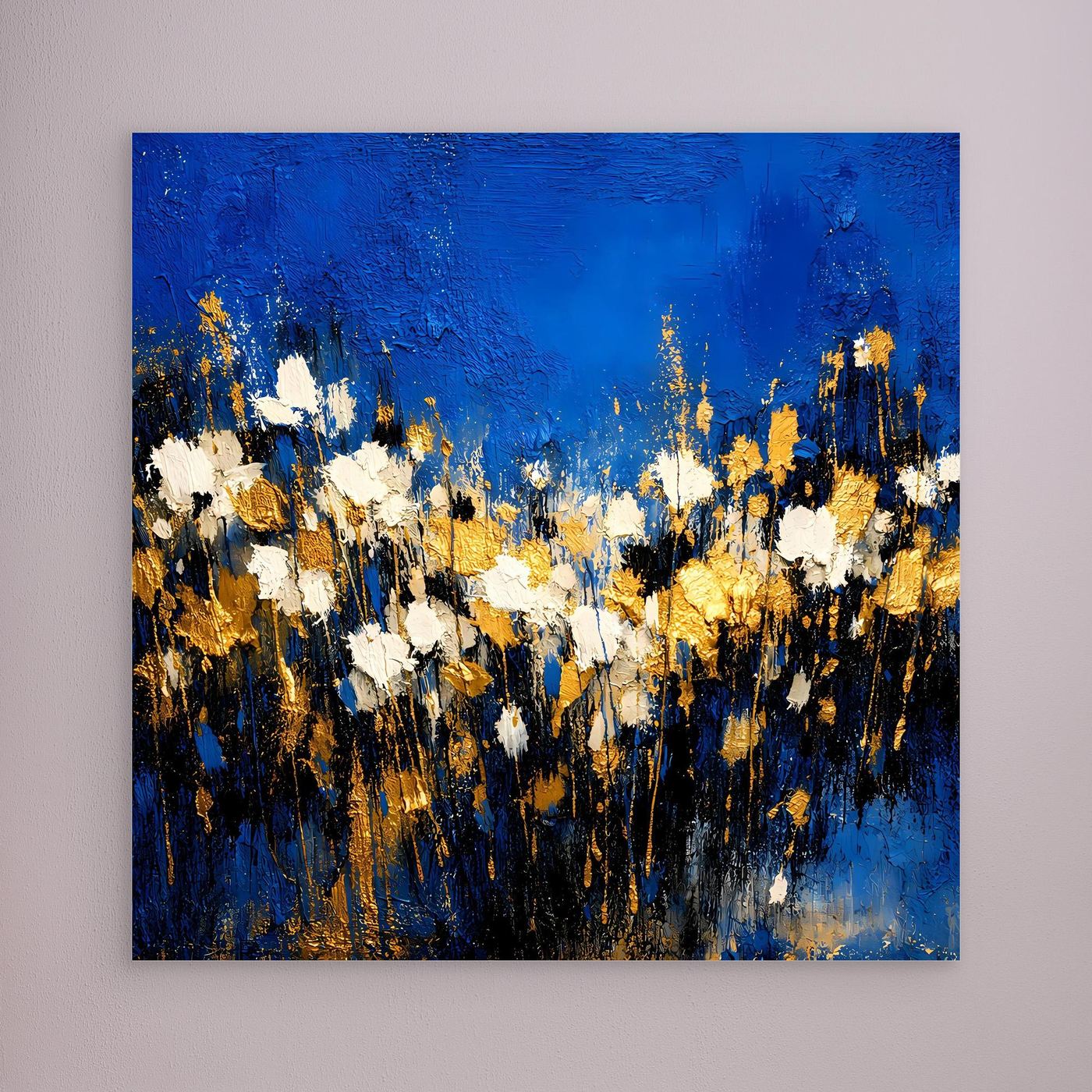 Wandbild mit abstraktem Blumenmotiv, blaue Flächen mit weißen und goldenen Akzenten, ohne sichtbaren Rahmen