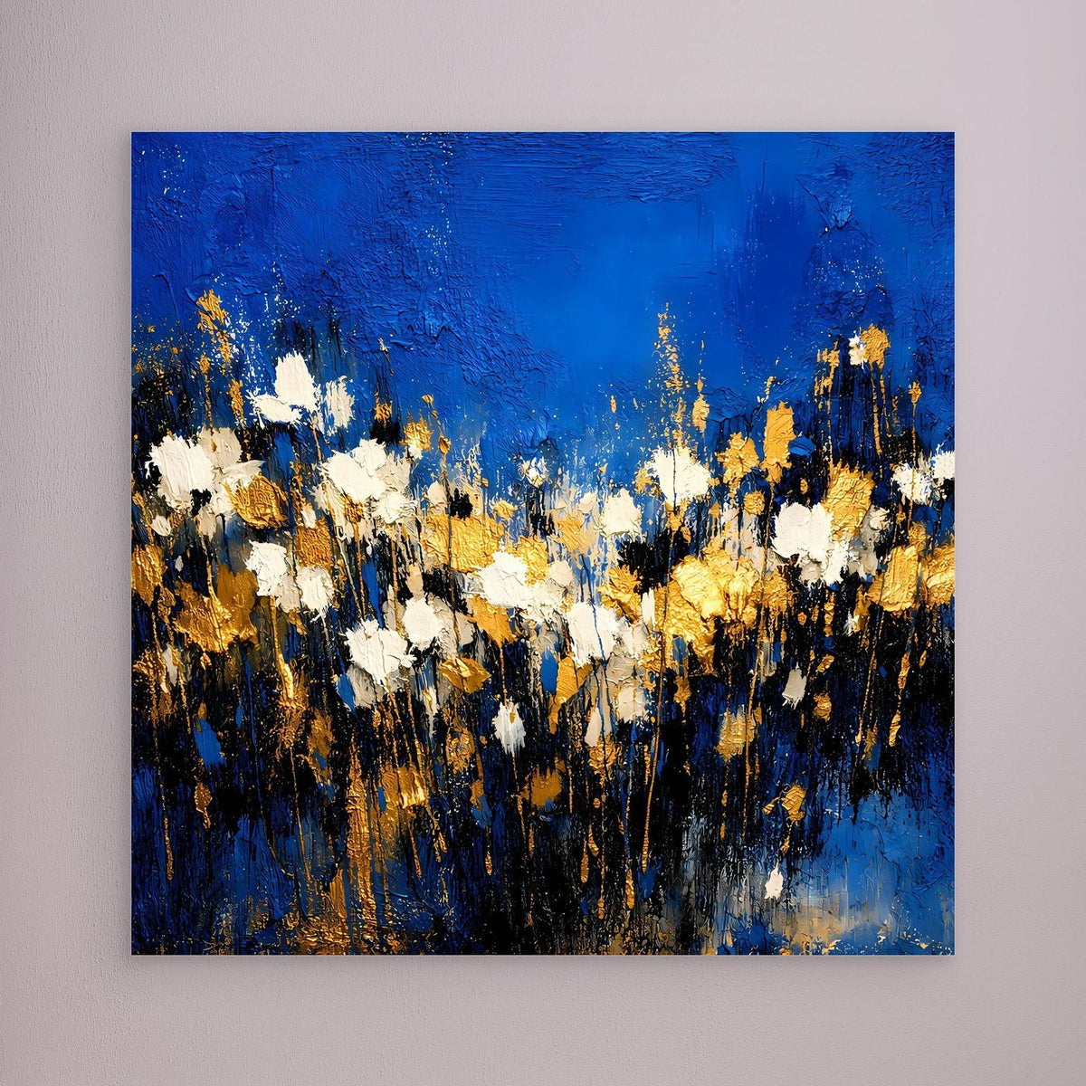 Wandbild mit abstraktem Blumenmotiv, blaue Flächen mit weißen und goldenen Akzenten, ohne sichtbaren Rahmen