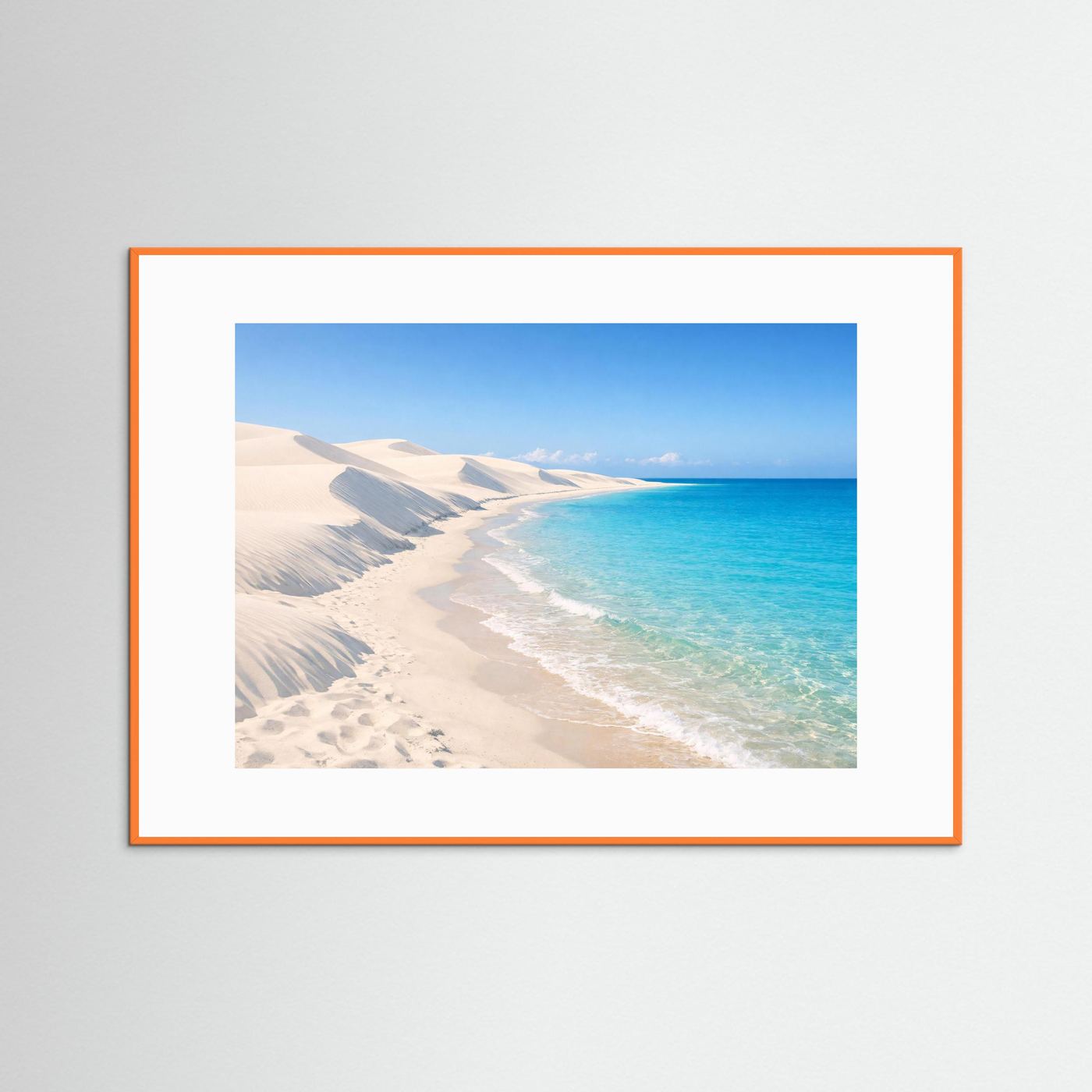 Wandbild mit orangefarbenem Rahmen: weiße Sanddünen und türkisfarbenes Meer.