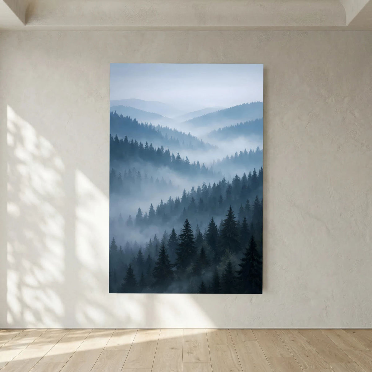 Hochformatiges Naturposter mit nebligem Tannenwald in Blau und Grau.