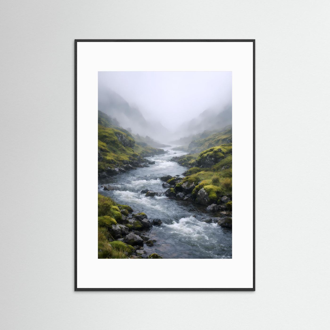 Naturposter im Hochformat mit schwarzem Rahmen und weißem Passepartout, Flusslandschaft im Nebel