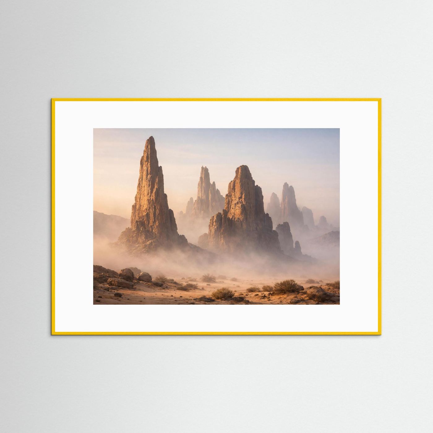 Poster mit Wüstenfelsformationen im Nebel, goldfarbener Rahmen