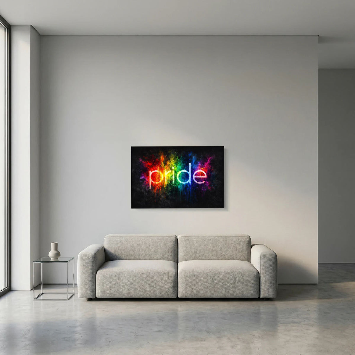 Wandbild „pride“ mit Regenbogen-Spritzoptik, an der Wand im Wohnraum, schwarzer Rahmen
