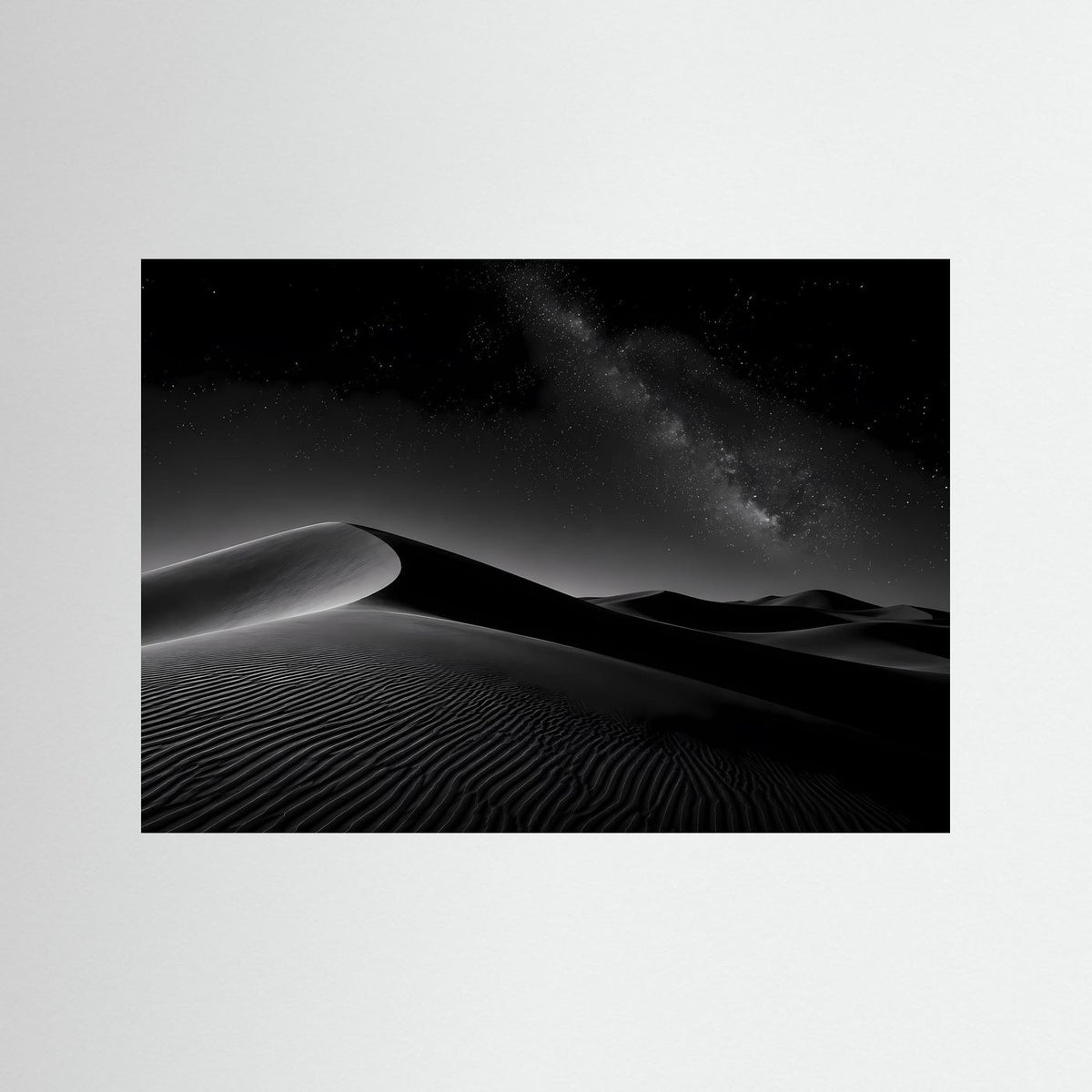 Querformat-Poster mit schwarzem Rahmen: Sanddünen bei Nacht und Milchstraße