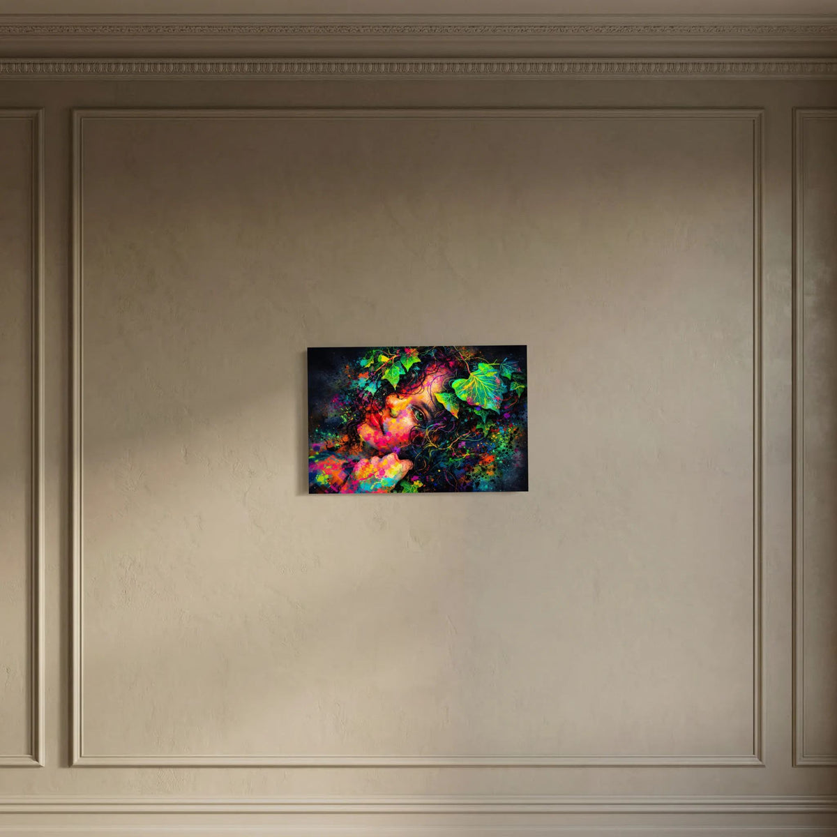 Wandposter Querformat: surreales Porträt mit Blätterkrone, leuchtende Farben und Farbschleier.