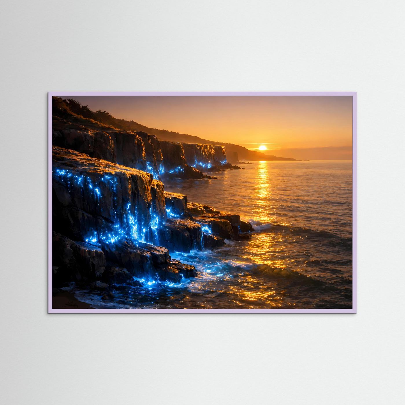 Küstenposter (Querformat) mit lila Rahmen: leuchtende Klippen mit blauem Schimmer bei Sonnenuntergang.