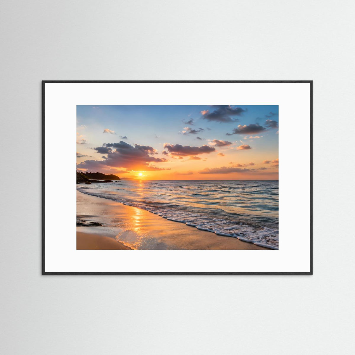 Poster im Querformat mit Sonnenuntergang am Strand im weiß hinterlegten schwarzen Rahmen
