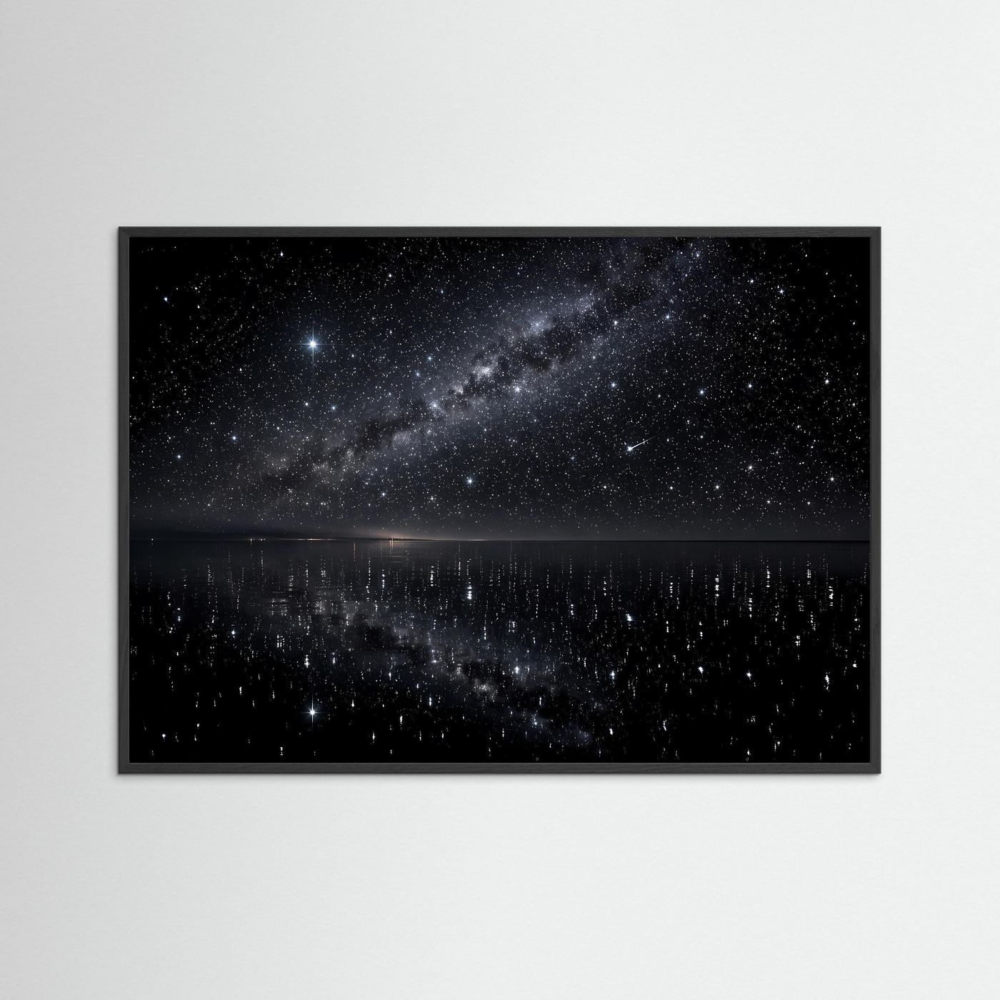 Poster Sternenhimmel mit Spiegelung im Wasser, schwarzer Holzrahmen