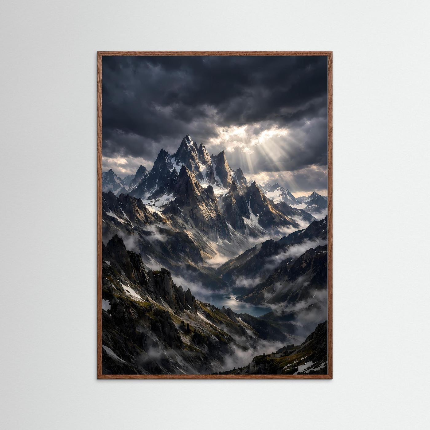 Bergsee-Wandposter im Hochformat, gerahmt mit braunem Holzrahmen