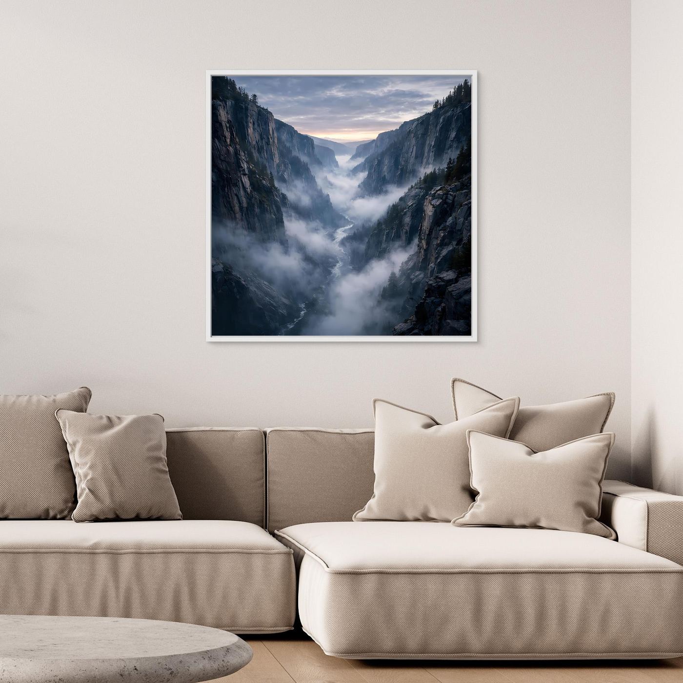 Leinwandbild mit Gebirgsschlucht und Nebel in Grau-Blau, mit hellem Rahmen