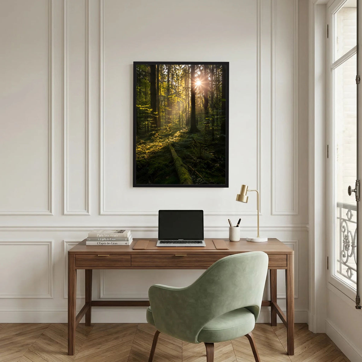 Hochformat-Poster mit Waldmotiv und Sonnenstrahlen auf der Wand über dem Schreibtisch, schwarzer Rahmen