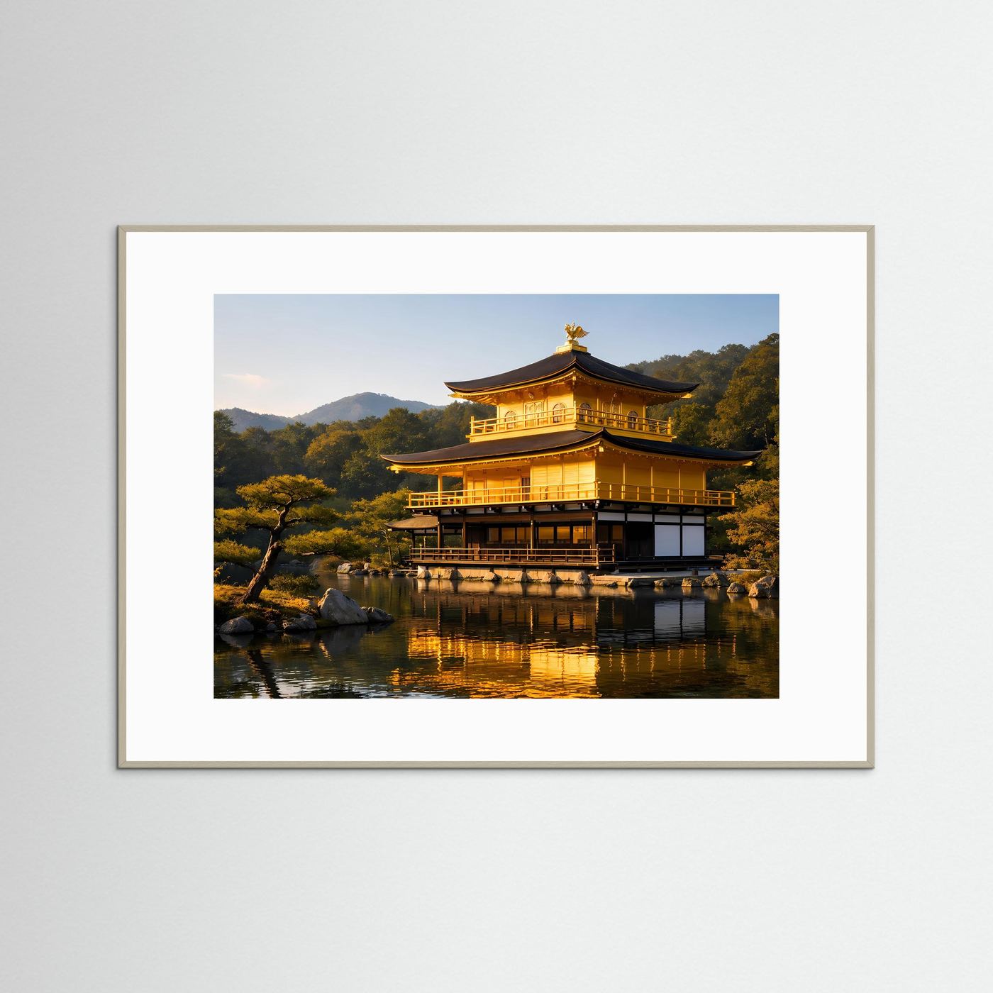 Poster im Querformat: Kinkaku-ji am Teich, warme Beleuchtung am Gebäude