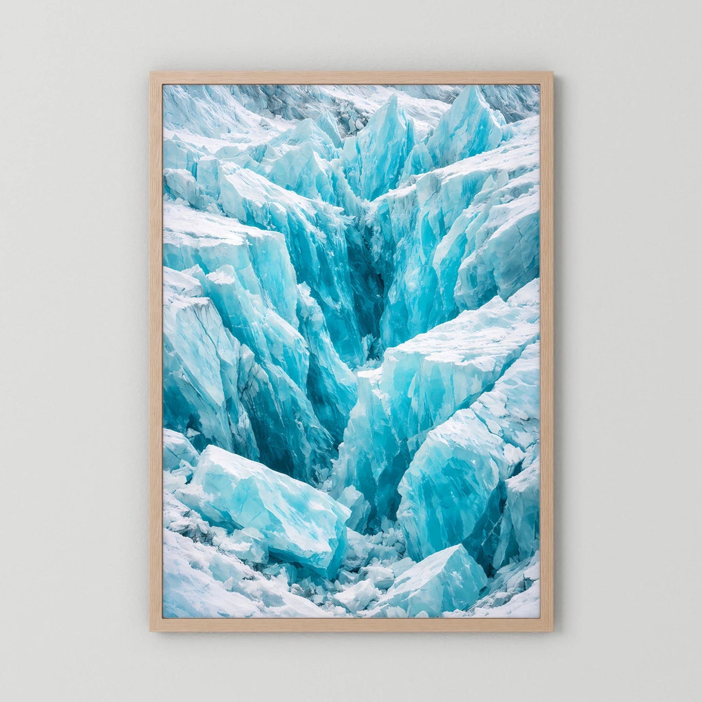 Hochformat-Poster mit türkisfarbenen Gletscherwänden und weißen Eisbrocken im Holzrahmen