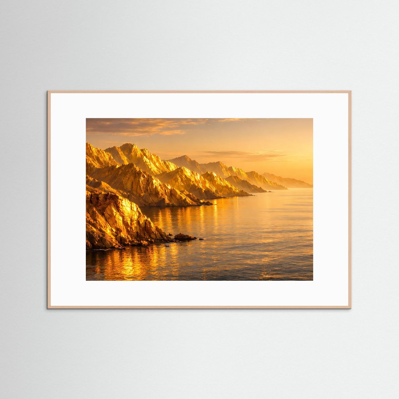 Poster mit Meerespanorama und goldenen Küstenfelsen im Sonnenuntergang, beige Holzrahmen