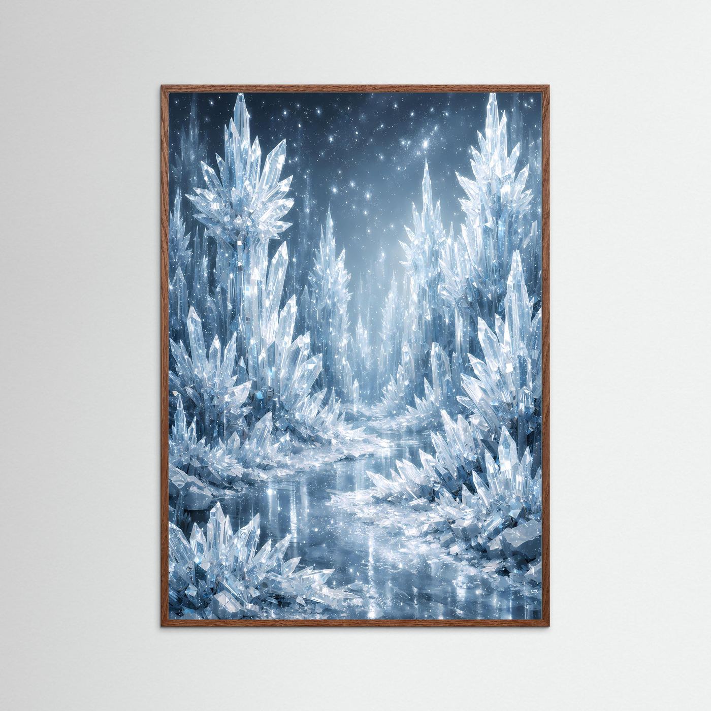 Eiskristallposter mit braunem Holzrahmen: hohe Eis-Kristalle über schneiger Lichtung.