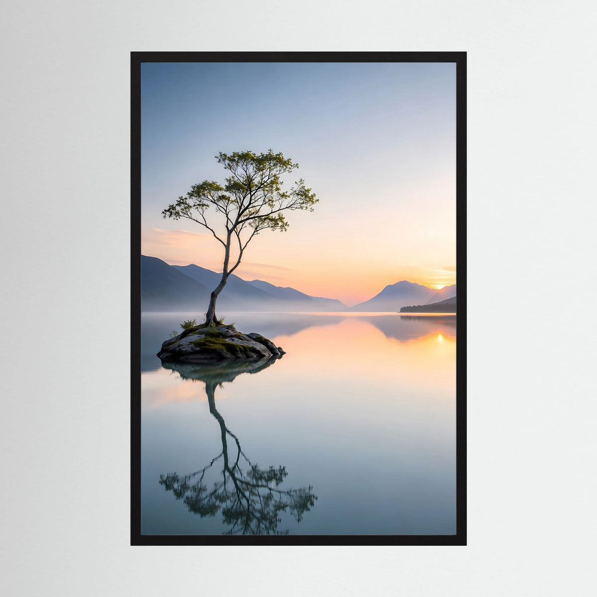Poster im Hochformat mit einsamem Baum auf Felsen, im schwarzen Rahmen, Bergsee-Spiegelung