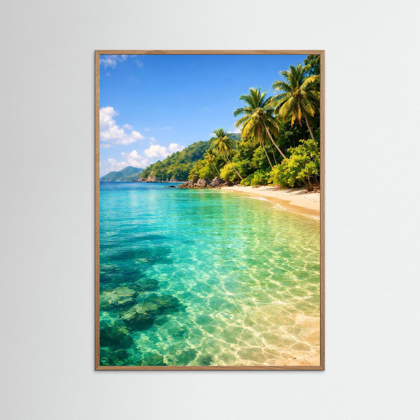 Strandposter mit hellem braunem Rahmen: klares Wasser, Sandstrand und Palmen