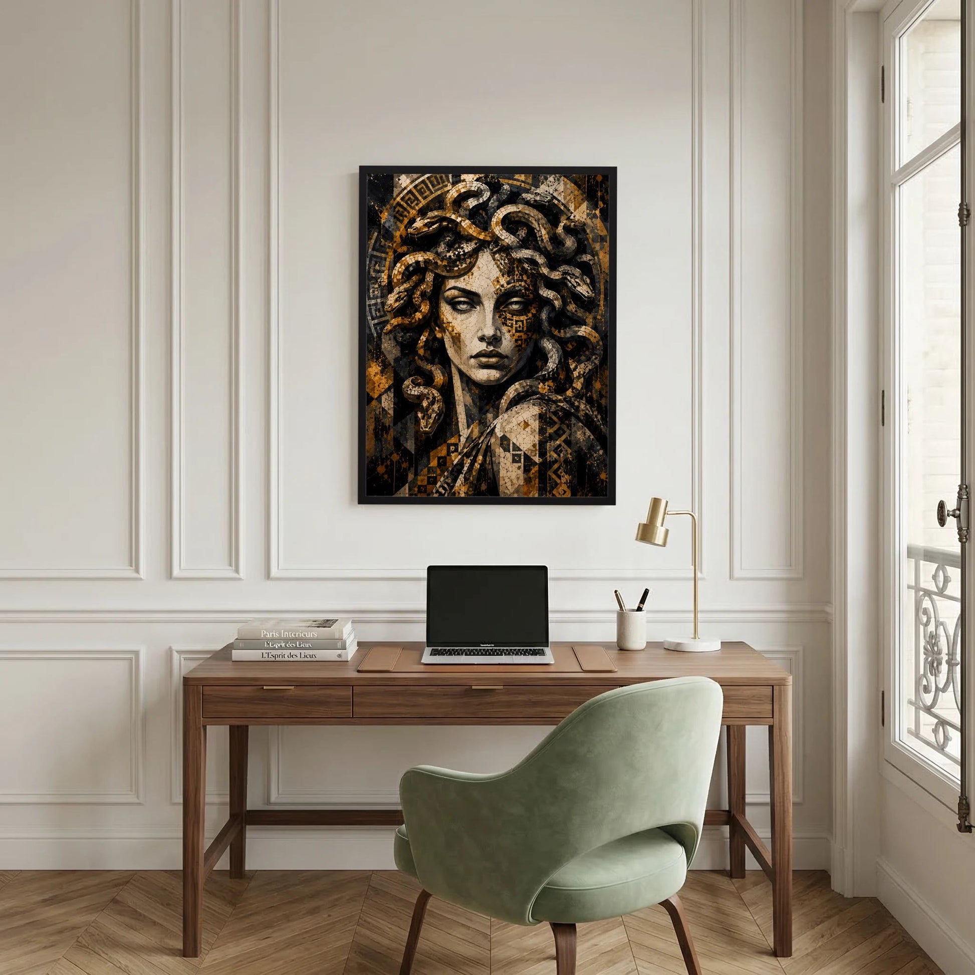 Wandposter mit Medusa-Print im gold-schwarzen Mosaik-Look, Schlangen umrahmen das Gesicht