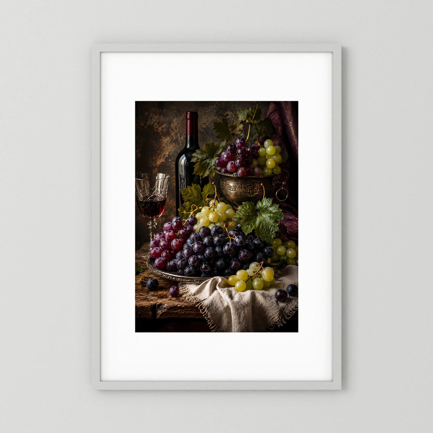 Gerahmtes Hochformat-Poster: Weinflasche, Kelchglas und Weintrauben in Stillleben-Optik