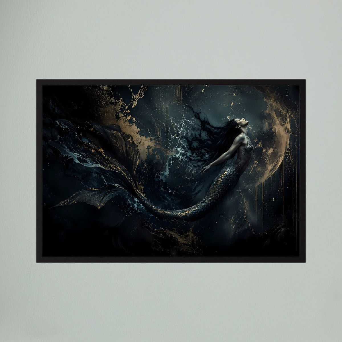 Querformatiges Fantasy-Wandbild mit Meerjungfrau, schwarz-gold, im schwarzen Rahmen