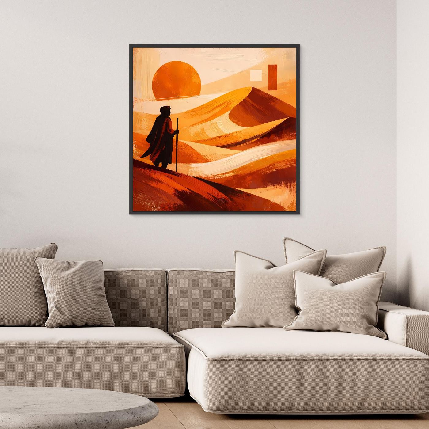 Gerahmtes Leinwandbild mit Wüstenmotiv: orange Sonne, breite Dünenflächen und Figur vor Laterne.