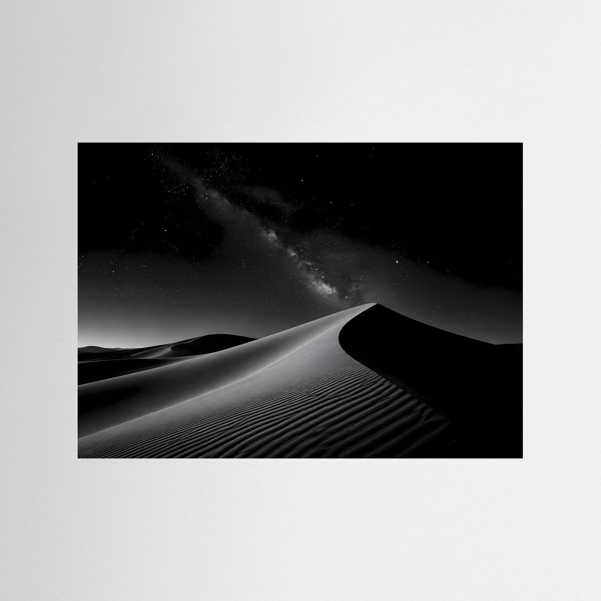 Poster mit Wüstenlandschaft im Schwarz-Weiß-Nachtstil, schwarze Einfassung