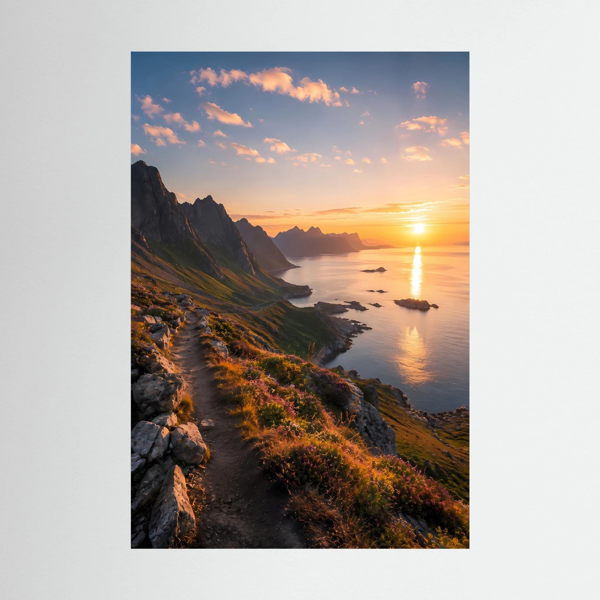 Poster im Hochformat mit Küstenlandschaft bei Sonnenuntergang, Weg am Strand und Meerblick