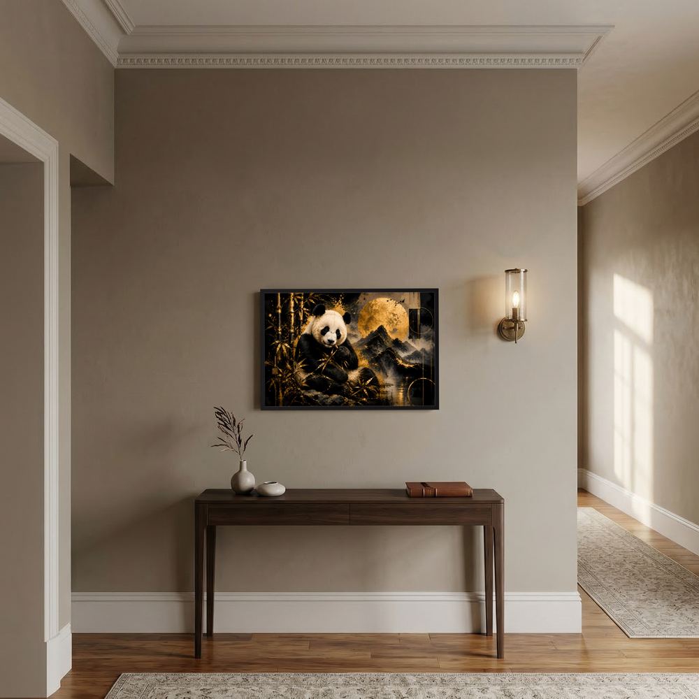 Poster im Querformat mit Panda vor Bambus und goldenen Akzenten, gerahmt in Schwarz