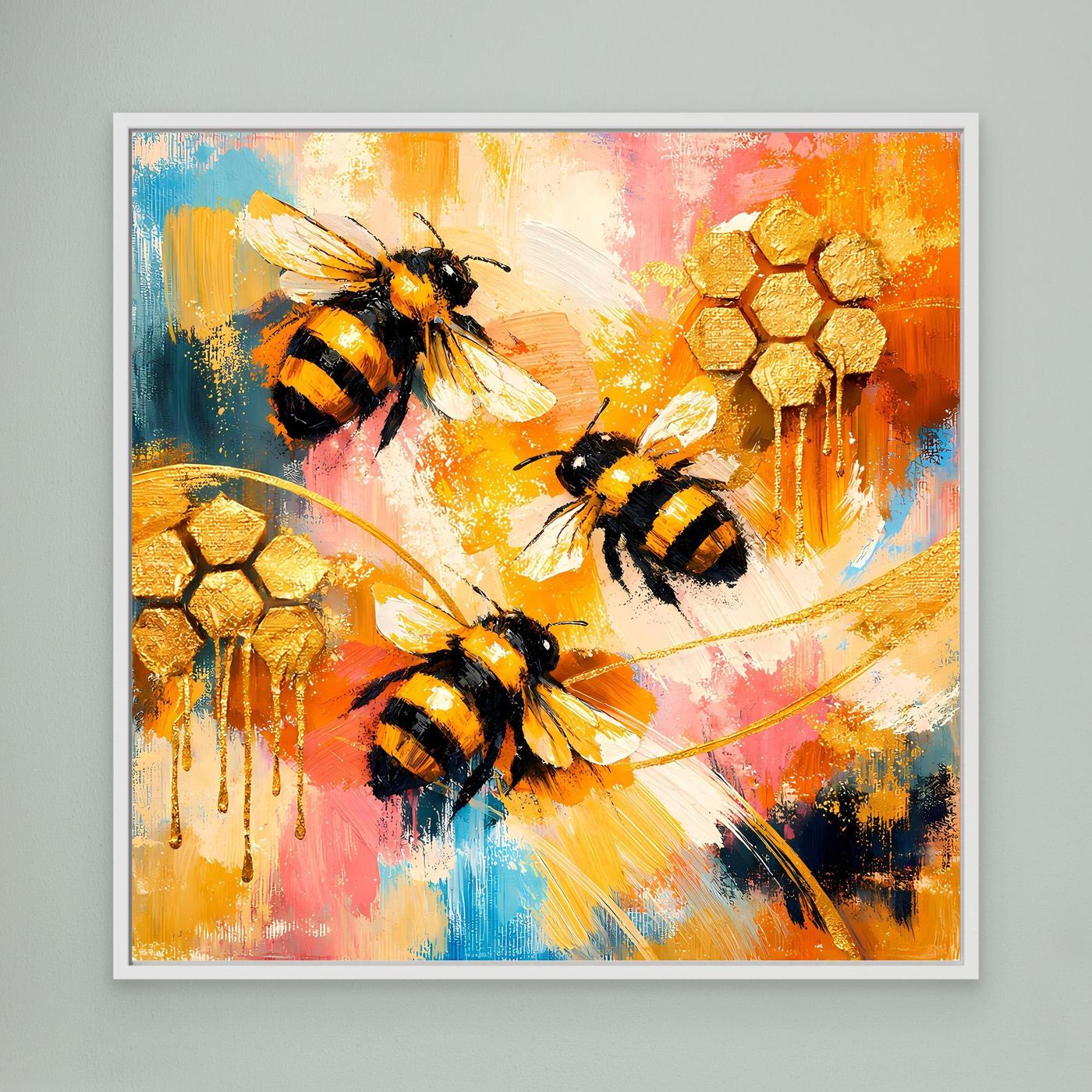 Leinwandbild mit abstrakten Bienen und goldenen Waben, weiß gerahmt.