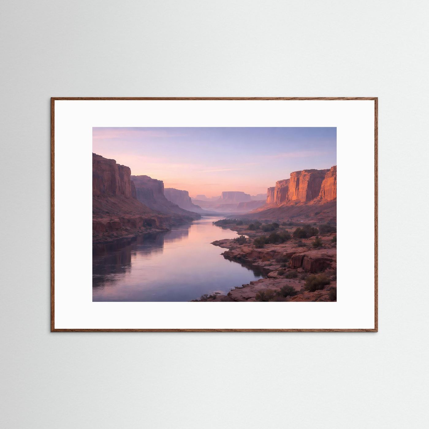 Wandbild mit braunem Holzrahmen und weißem Rand, Canyonlandschaft mit Fluss bei Sonnenuntergang.