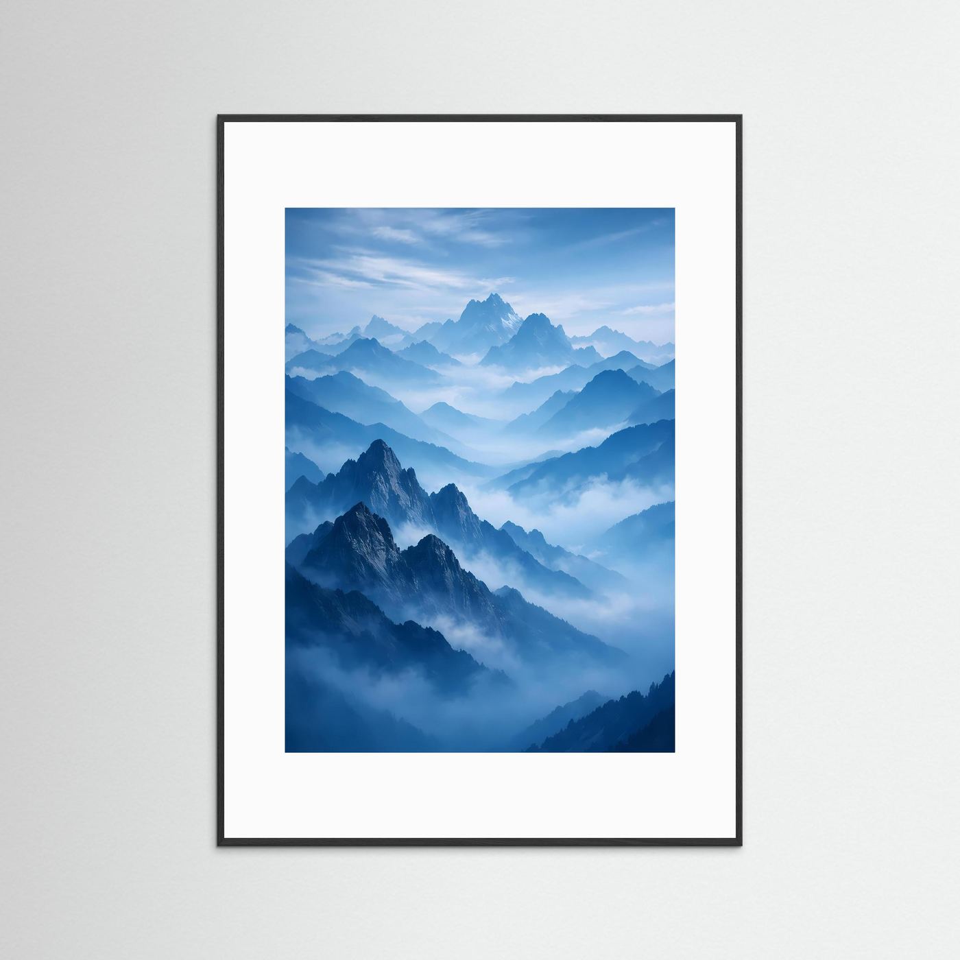 Hochformatiges Poster mit blauen Bergsilhouetten und Nebel im schwarzen Rahmen mit Rand