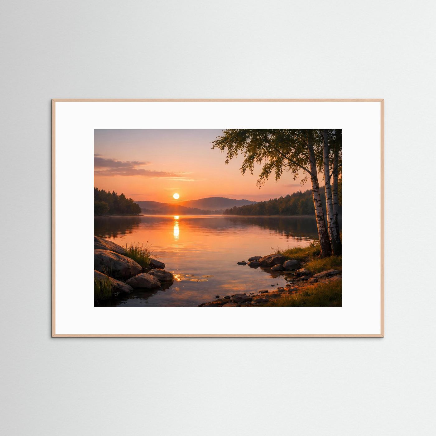 Panorama-Naturposter mit Sonnenuntergang am See, Birken am Ufer, im beigen Holzrahmen