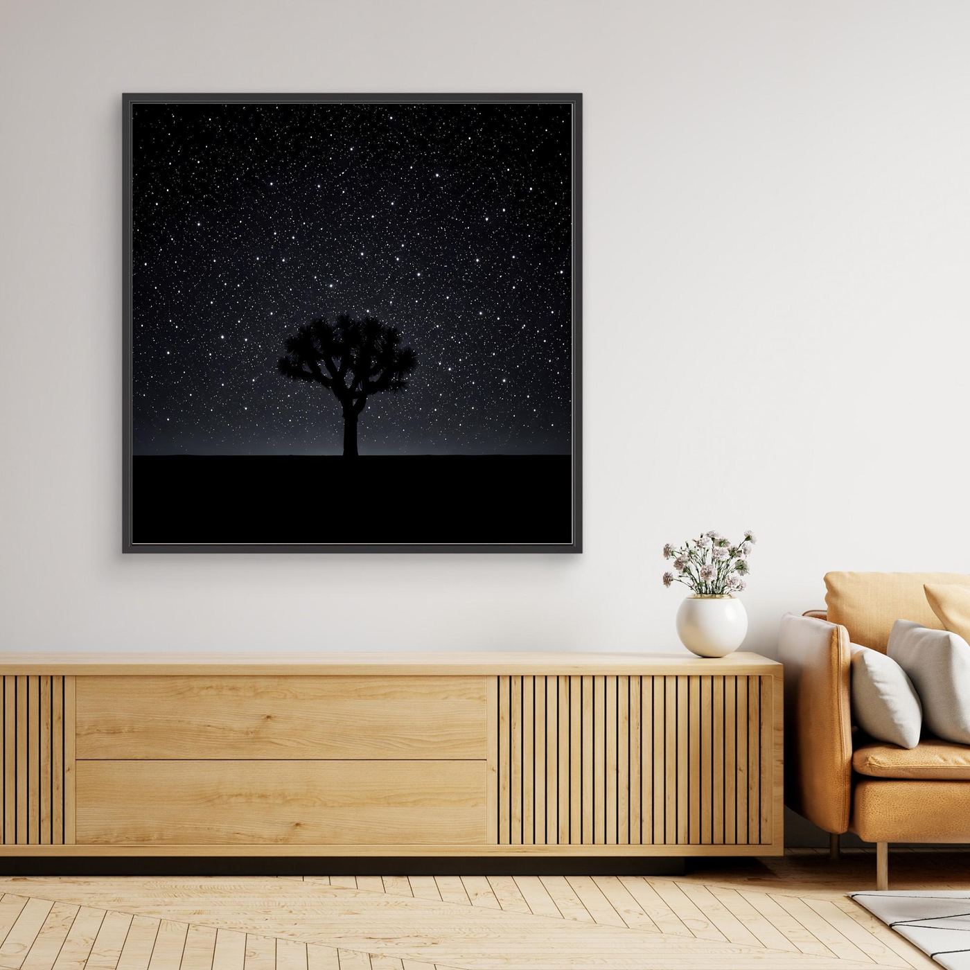 Leinwandbild mit Sternenhimmel, Wüstenlinie und Baum-Silhouette im schwarzen Rahmen