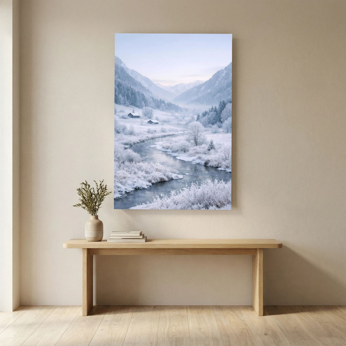 Winterliches Poster mit Alpenfluss, verschneiten Uferbüschen und weitem Tal, Hochformat
