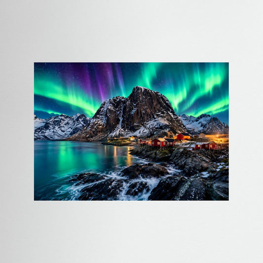 Poster mit Polarlicht über Berglandschaft, Wasser und kleinen roten Häusern
