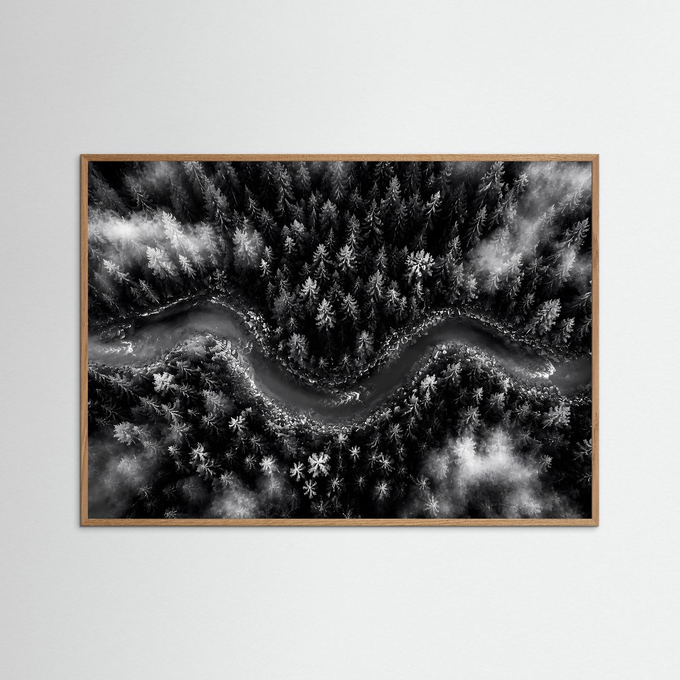 Mystischer Waldfluss im Nebel | Schwarz-Weiß Natur Landschaft – Modernes Poster Querformat
