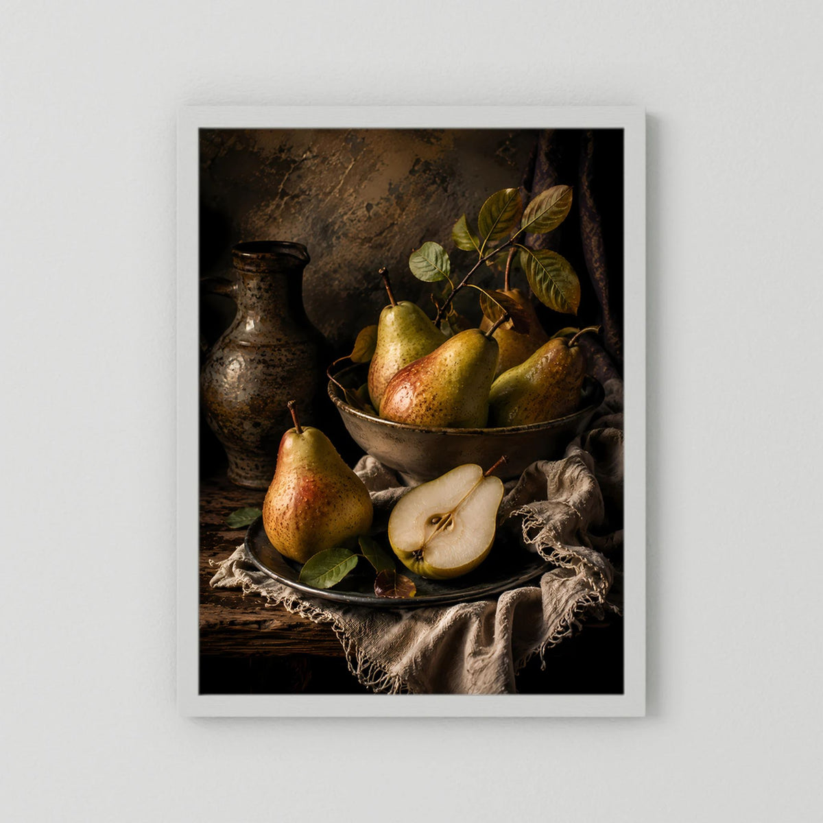 Poster mit Birnenstillleben im weißen Rahmen: Birnen, Schüssel, Keramikvase und Tuch.