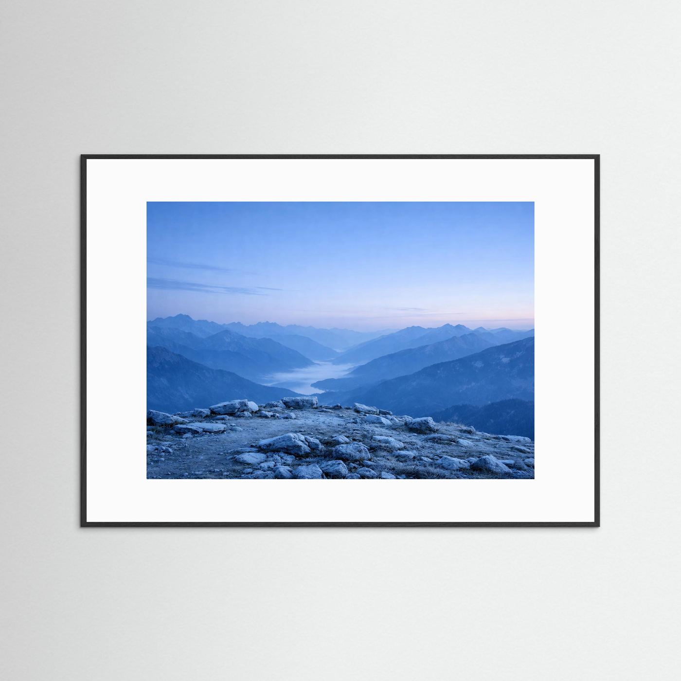 Querformat-Poster mit Alpenpanorama, frostige Berge im Vordergrund, schwarzer Rahmen