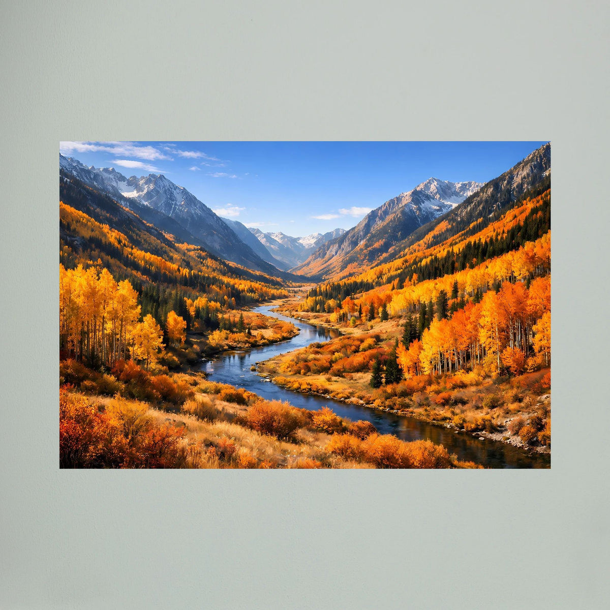 Wandposter querformat: Herbstlicher Fluss zwischen Bergen mit leuchtend orangefarbenem Wald