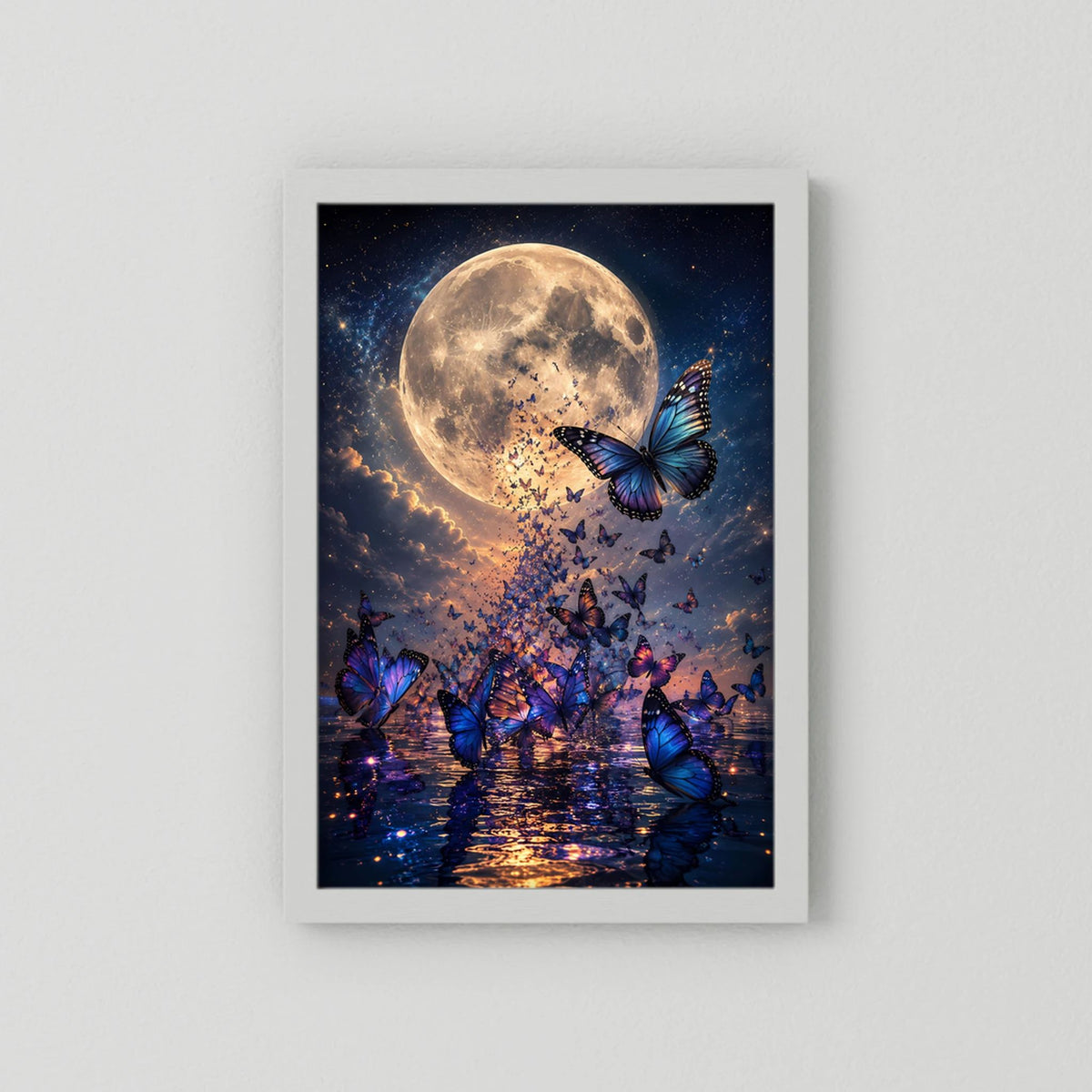 Poster mit großem Mond und blauen Schmetterlingen, im weißen Rahmen