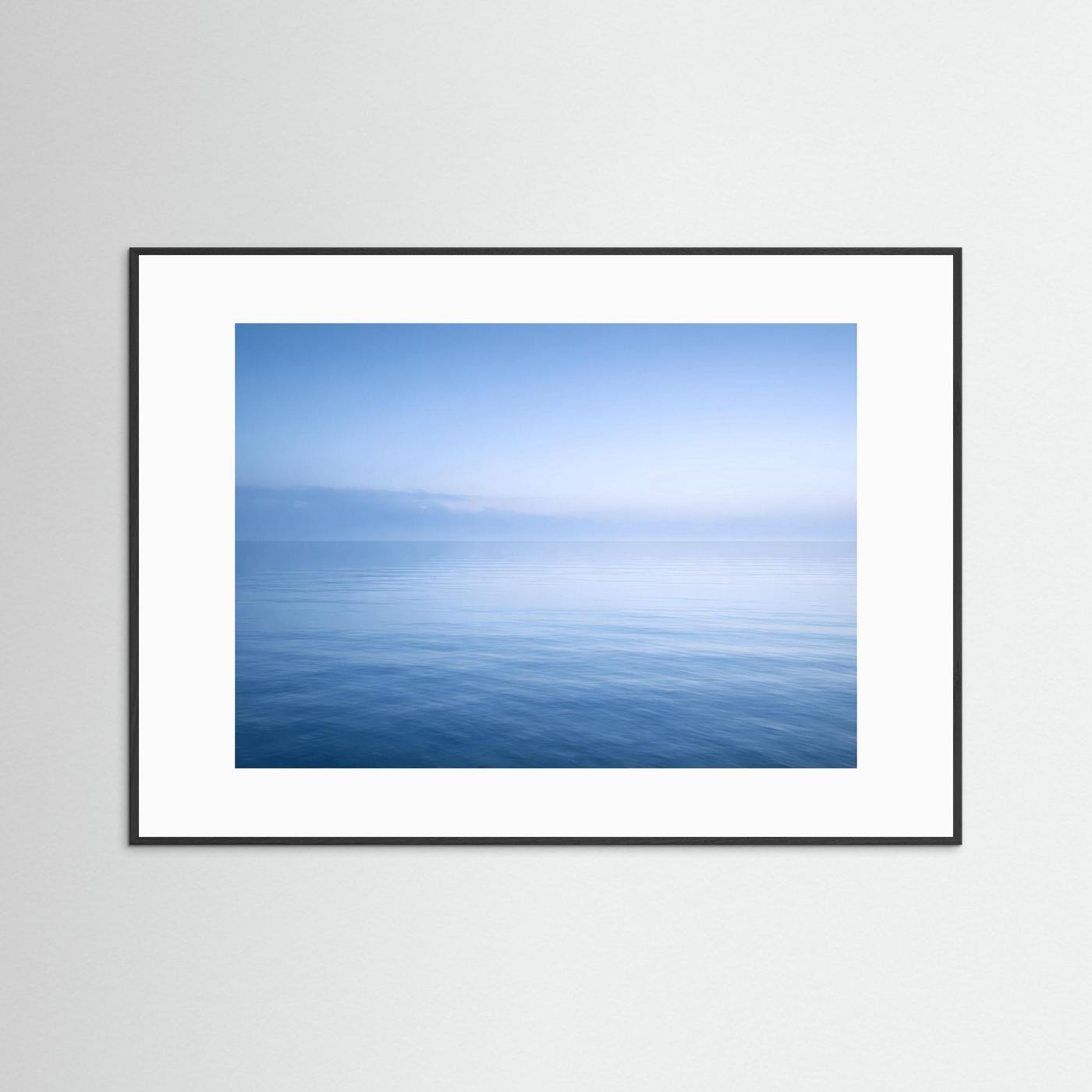 Meer-Wandbild Querformat mit schwarzem Rahmen und weißem Passepartout, Horizont über Meer.