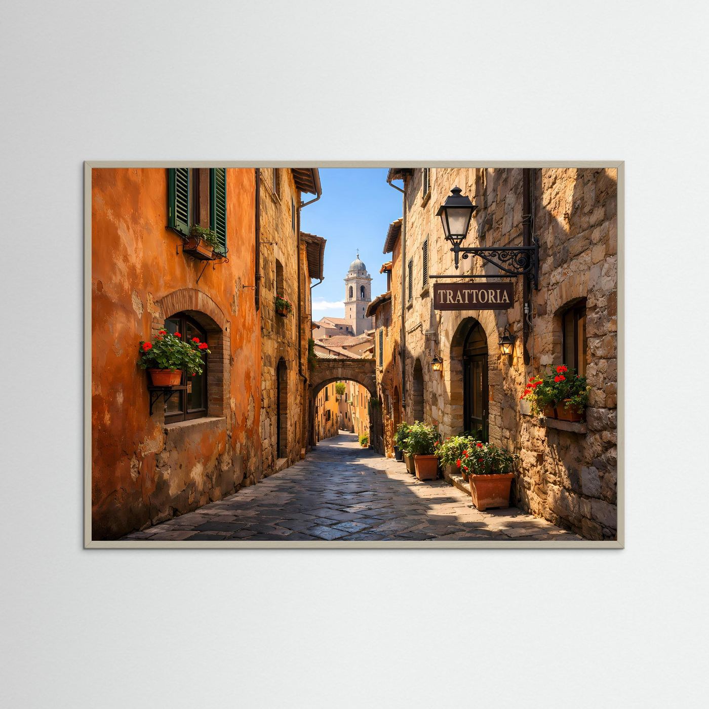 Italienisches Altstadtgassen-Poster mit grauem Holzrahmen: sonnige Gasse mit Trattoria-Schild.