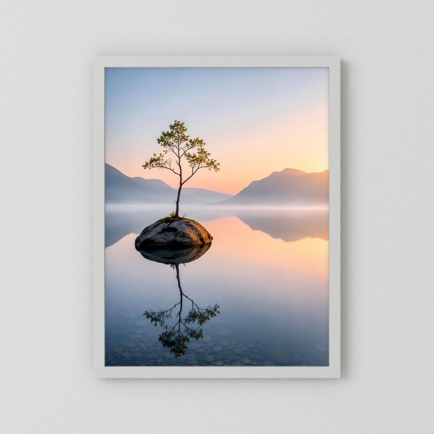 Weiß gerahmtes Hochformat-Kunstposter mit einsamem Baum auf Fels im Bergsee.