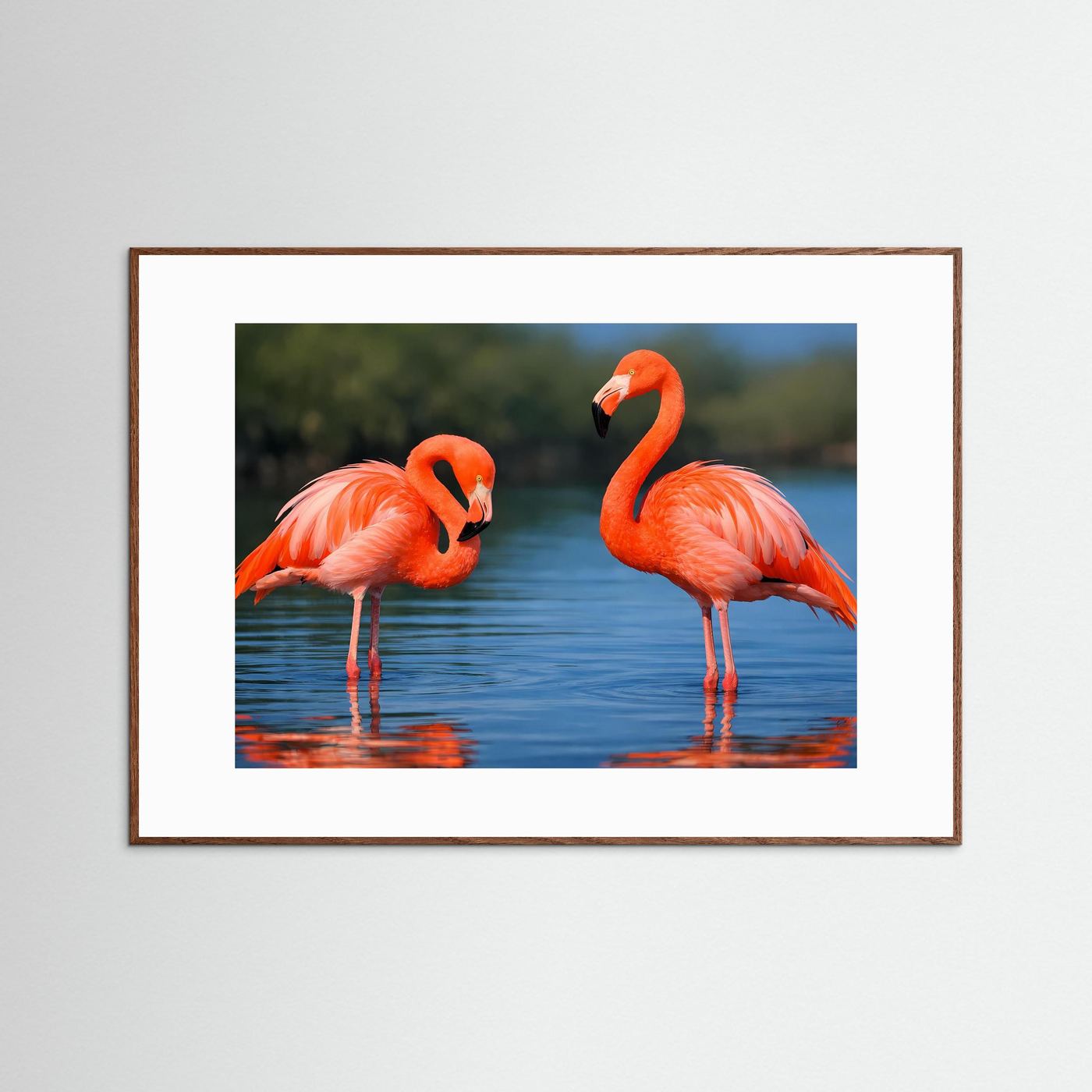 Poster mit zwei rosa Flamingos im Wasser, mit braunem Holzrahmen und weißem Rand.