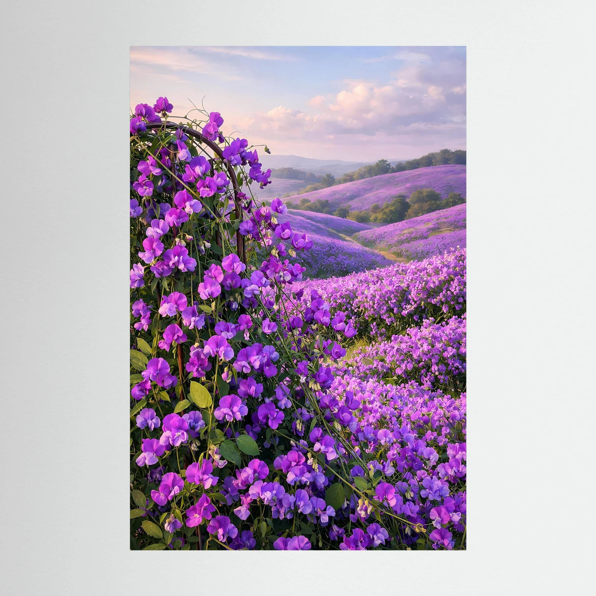 Wandposter im Hochformat mit violettem Blütenmeer und hügeliger Landschaft im Hintergrund