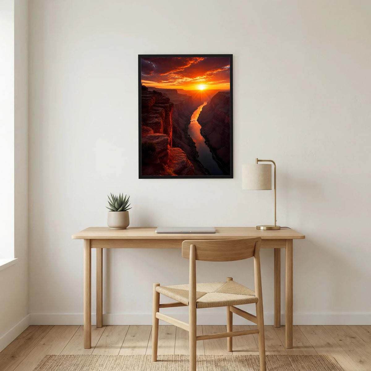 Wandposter im schwarzen Rahmen: Schlucht mit Fluss im orangefarbenen Sonnenuntergang